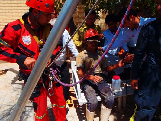 نجات یک مقنی از خطر گازگرفتگی در شیراز
