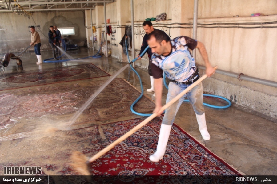 شست و شوی رایگان ۳ هزار تخته فرش منازل سیل زده شیراز