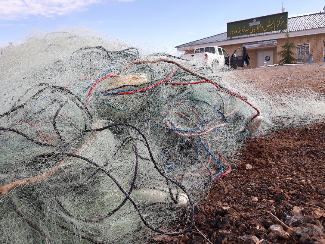 جمع آوری بیش از ۳۰۰۰ متر دام از دریاچه زاینده رود جمع آوری بیش از ۳۰۰۰ متر دام از دریاچه زاینده رود