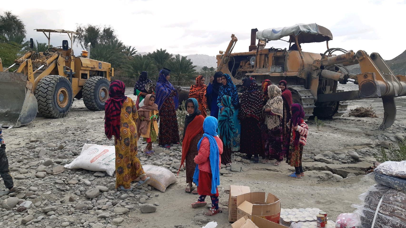 ادامه روند خدمات رسانی در مناطق سیل زده شرق هرمزگان