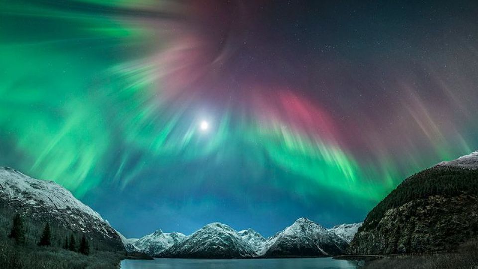 پدیده شفق قطبی در آسمان فنلاند پدیده شفق قطبی در آسمان فنلاند