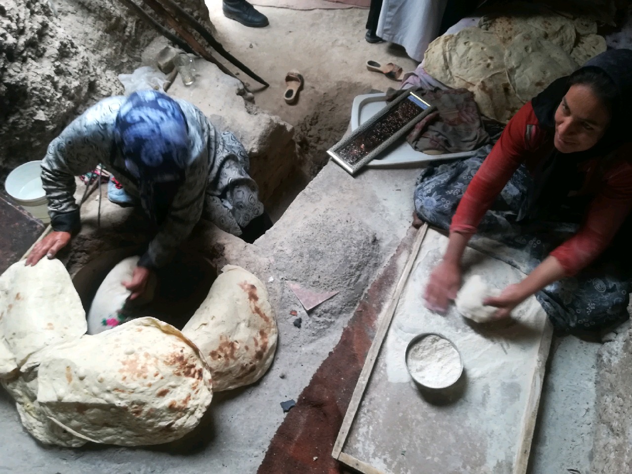 پخت 15هزار نان محلی برای زائران اربعین حسینی پخت 15هزار نان محلی برای زائران اربعین حسینی