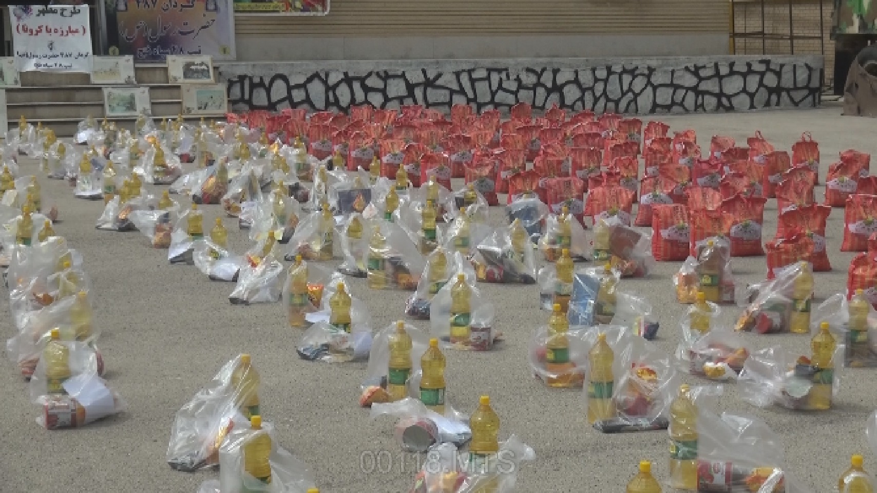 توزیع بسته‌های غذایی بین نیازمندان کهگیلویه