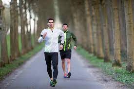 چگونه از سلامت قلب خود محافظت کنیم دو نفر در حال پیاده روی