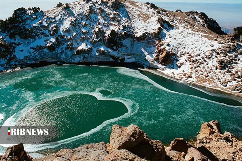 چشمه ای با 82 درجه که از میان برفها می جوشد