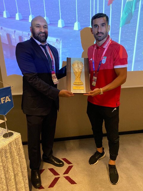 اهدای ششمین تابلوی حضور ایران در جام جهانی فوتبال به کاپیتان تیم ملی