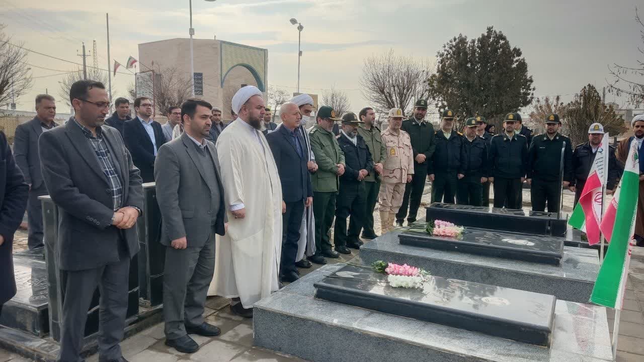 عطر افشانی مزار شهدا در پلدشت عطر افشانی مزار شهدا در پلدشت