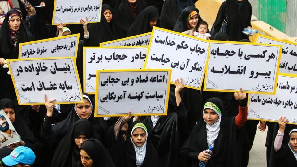 فارسی ها برای پاسداشتِ حجاب به خیابان آمدند