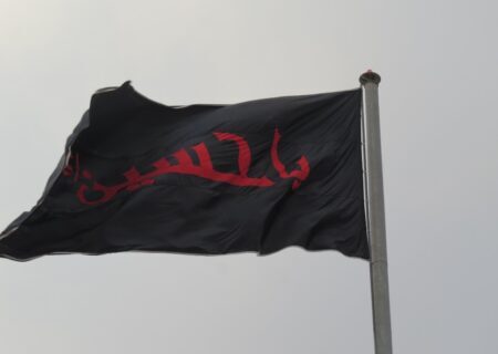اهتزاز پرچم ۴۰ متری عزای حسینی بر فراز آسمان کازرون