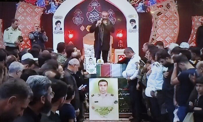 وداع مردم شیراز با شهید الله پور در حرم شاهچراغ (ع)