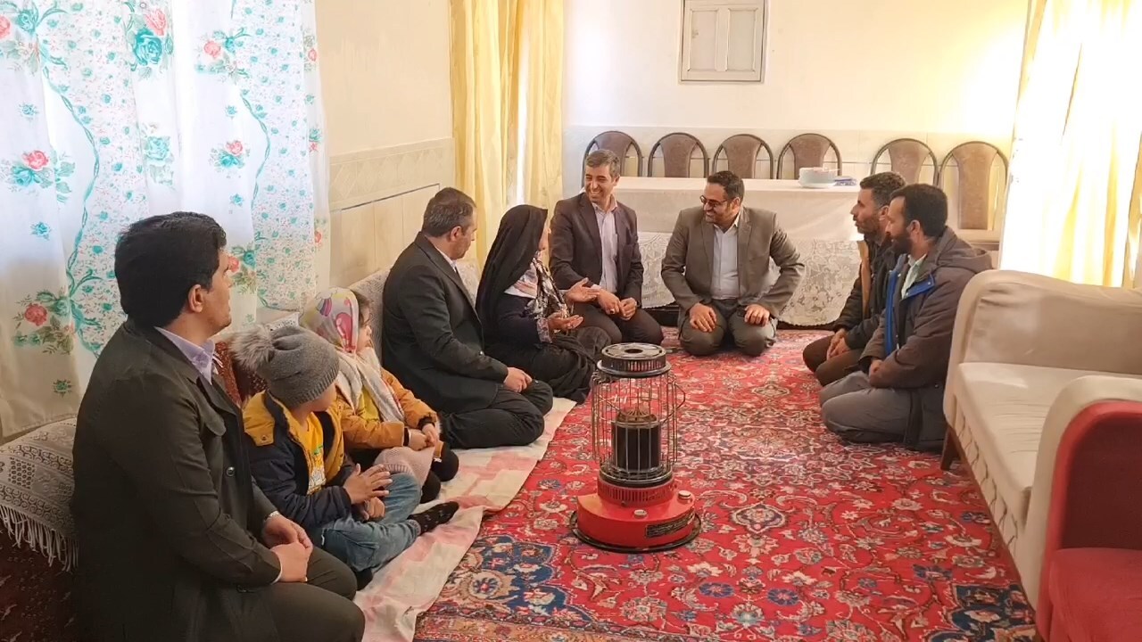 دیدار مسئولان خوروبیابانک با خانواده شهدا و جانباز دفاع مقدس روستای هفتومان