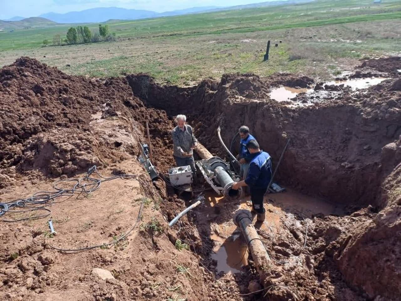 رفع ترکیدگی خط انتقال آب شرب مجتمع روستایی نازک شهرستان پلدشت