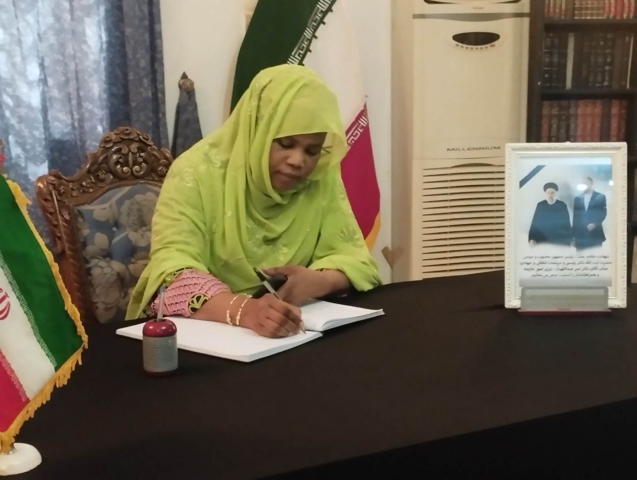 حضور مقام‌های نیجر در سفارت ایران برای ادای احترام به رئیس جمهور شهید و همراهانش