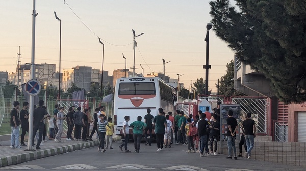 ورود دو تیم ذوب‌آهن و هوادار به ورزشگاه مدرن، اما بی‌تماشاگر مشهد