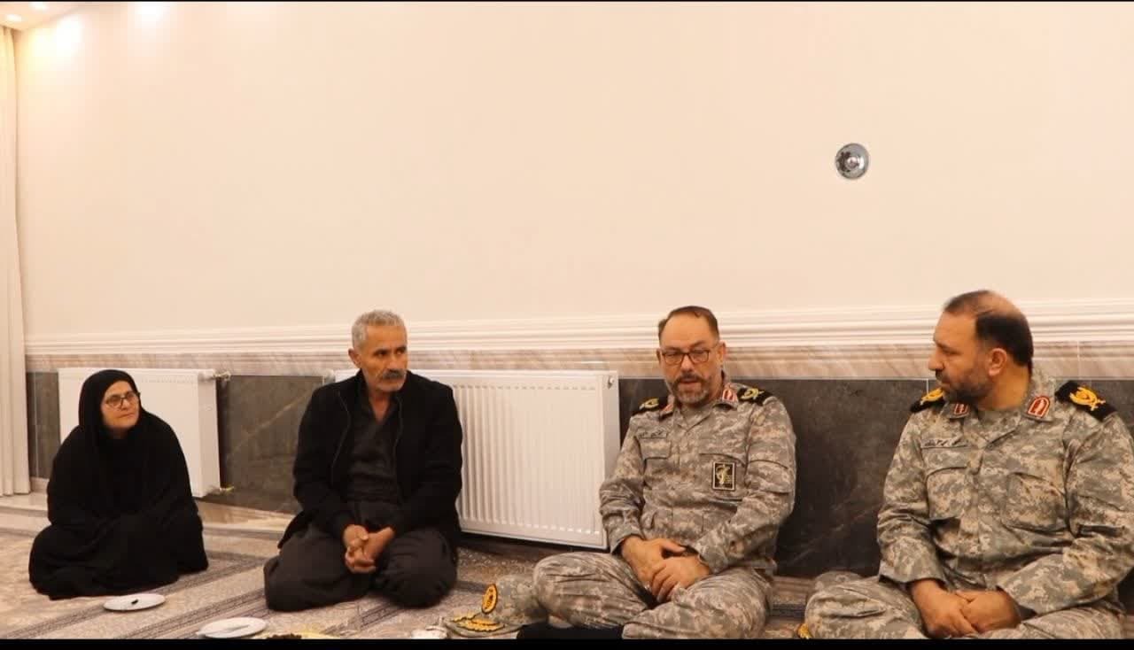 دیدار فرمانده سپاه شهدا با خانواده شهدا در سردشت دیدار فرمانده سپاه شهدا با خانواده شهدا در سردشت