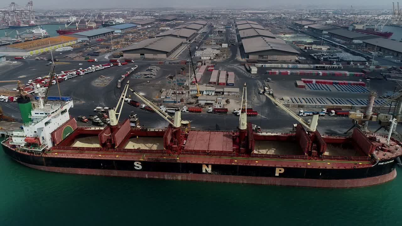 پهلوگیری کشتی حامل ۴۲ هزار تن روغن در بندر شهید رجایی