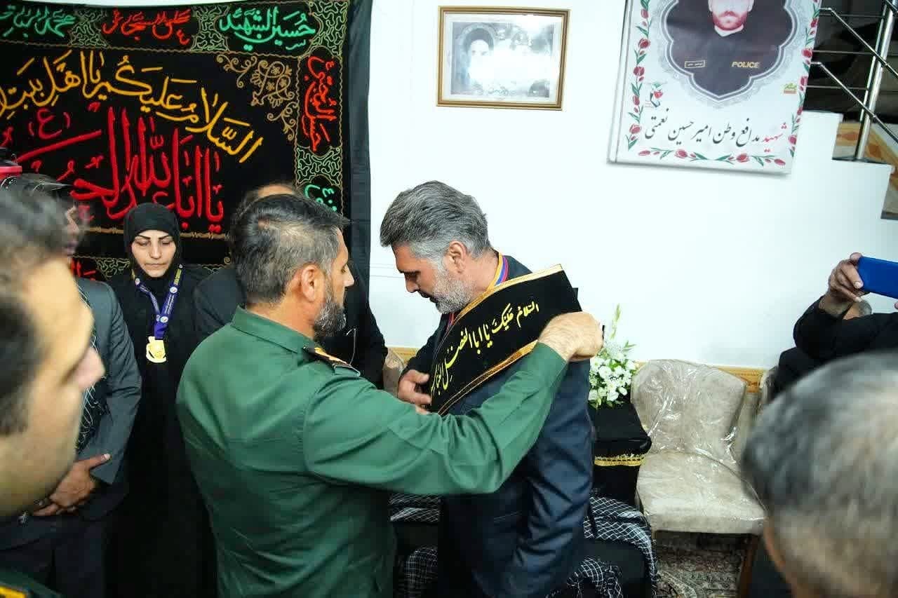 اعطای نشان خادمی امام حسین (ع) به پدرشهید امیرحسین نعمتی