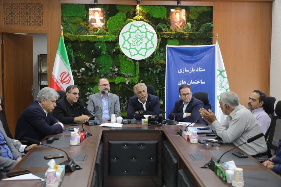 نشست شهردار منطقه ۱۳ با مالکان ساختمان‌های تخریب شده در جنگ ۱۲ روزه