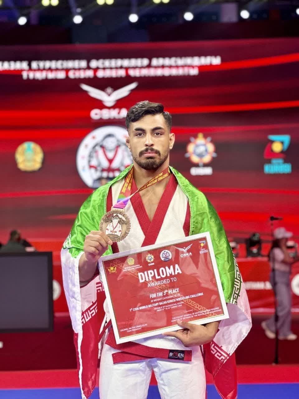 گردن آویز برنزحاصل تلاش رزمی کار بجنوردی در مسابقات جهانی گردن آویز برنزحاصل تلاش رزمی کار بجنوردی در مسابقات جهانی