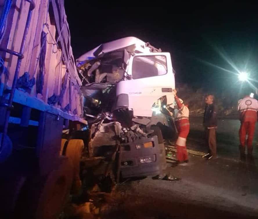 برخورد تریلر با کامیون در جاده آباده به صفاشهر با ۲ مصدوم برخورد تریلر با کامیون در جاده آباده به صفاشهر با ۲ مصدوم