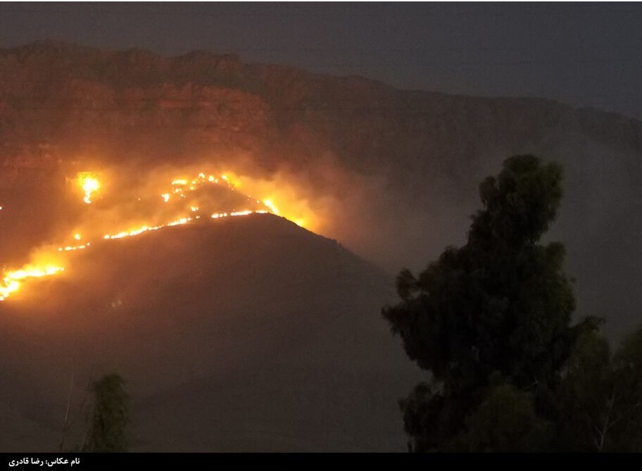 مهار آتش سوزی در باغهای فخر آباد همدان مهار آتش سوزی در باغهای فخر آباد همدان