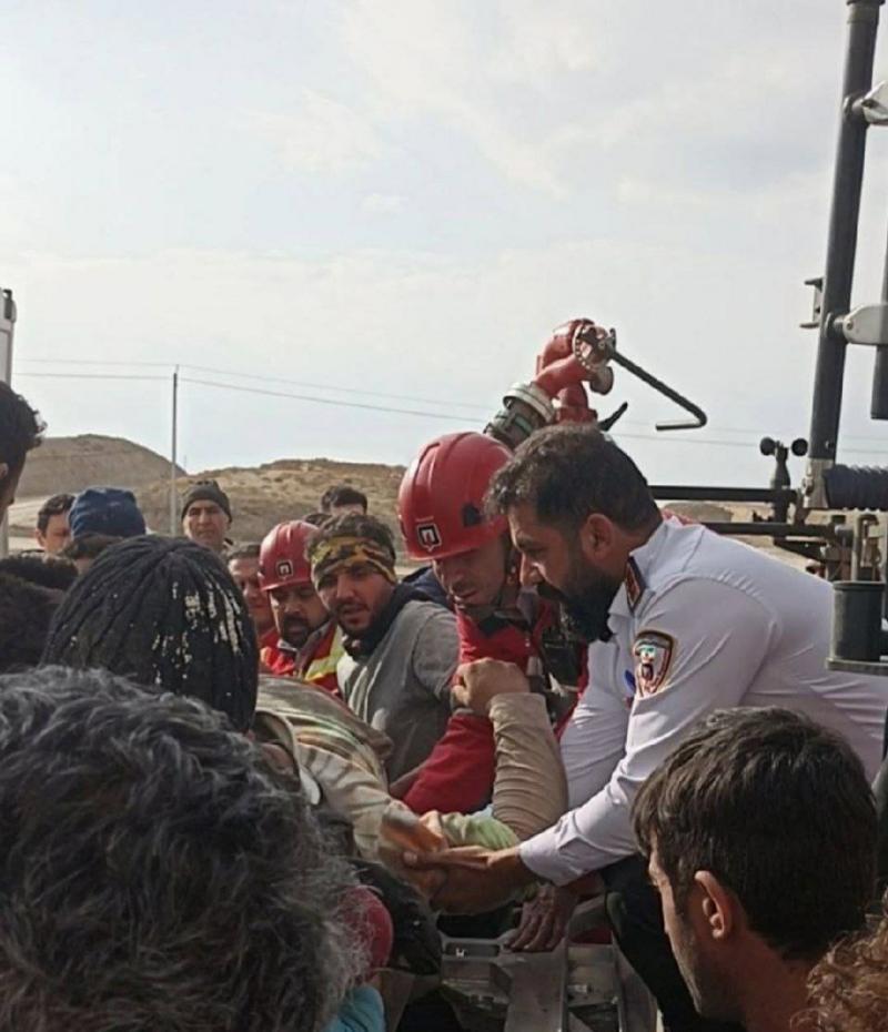 نجات کارگر مصدوم اردبیلی در طبقه ۵ ساختمان