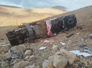 تصاویر اتوبوس واژگون شده مسافران یاسوج در جاده سمیرم