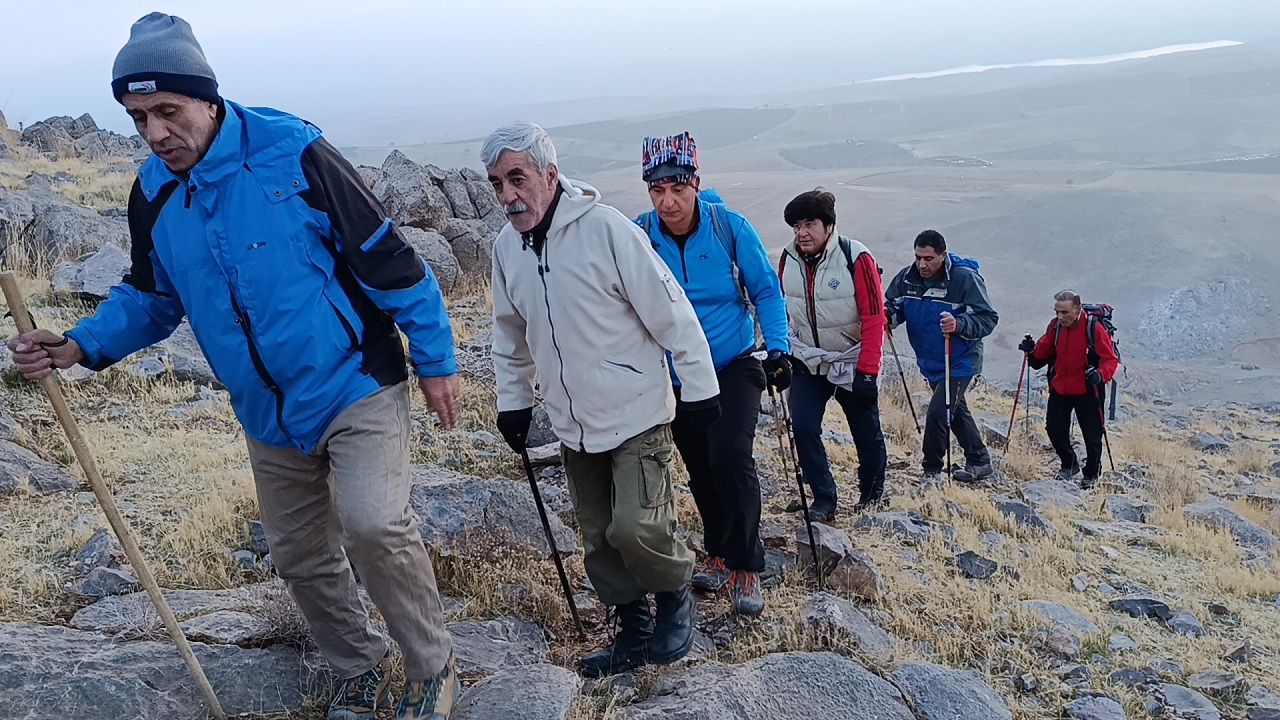 همایش استانی کوهپیمایی و صعود به قله گوشیر مراغه 