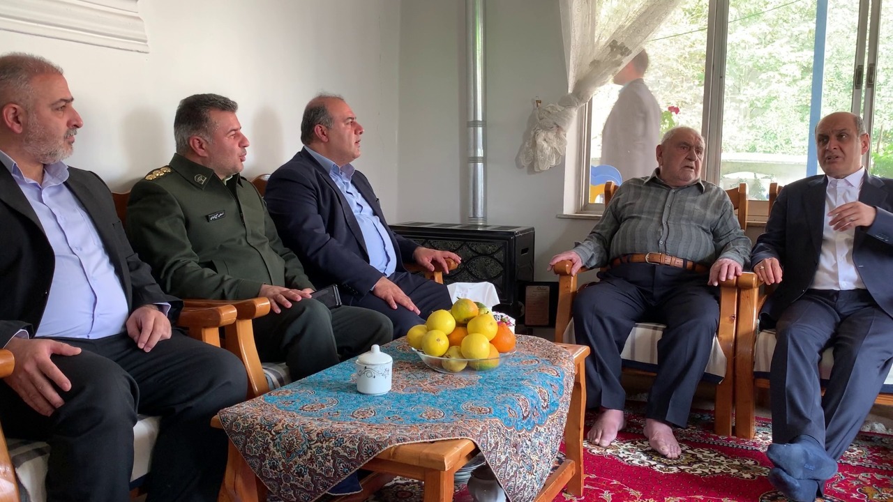 دیداراستاندار گیلان با خانواده شهیدان لاهوتی و شعبانی در کومله دیداراستاندار گیلان با خانواده شهیدان لاهوتی و شعبانی در کومله