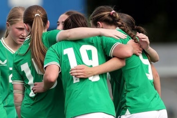 پشت کردن ایرلندیها در زمان پخش سرود ملی انگلیس پشت کردن ایرلندیها در زمان پخش سرود ملی انگلیس