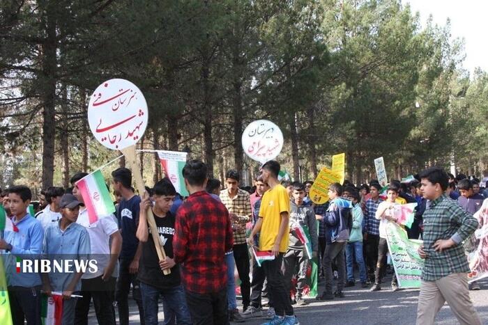 حضور هنرجویان هنرستان فنی شهید رجایی شهرستان نهبندان، از توابع خراسان جنوبی در راهپیمایی ۱۳ آبان