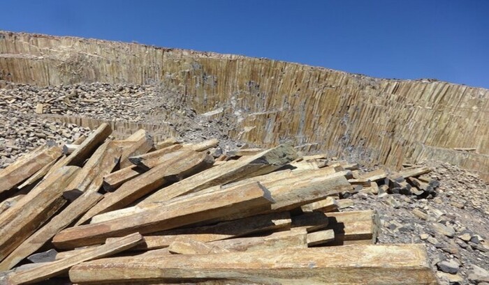 سنگ بازالت منشوری طلایی سربیشه 